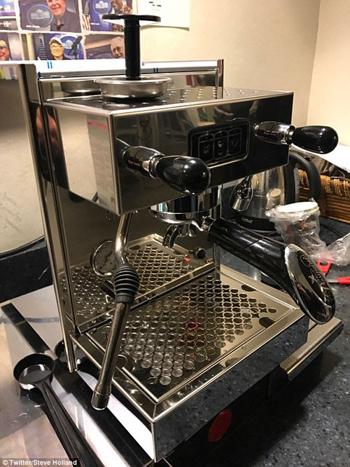 톰 행크스가 백악관 기자단에 선물한 커피 기계