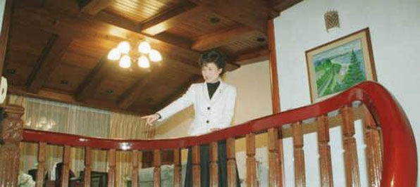 2001년 1월 17일 박근혜 당시 한나라당 부총재가 삼성동 자택을 언론에 공개하고 있다. 
