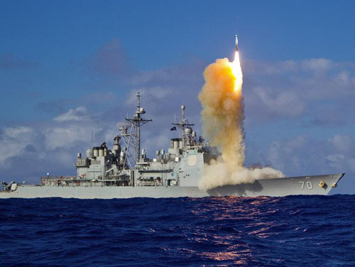 미군 구축함 USS디케이터호가 중거리 탄도미사일 동시요격 시험을 위해 SM-3 블록 1A 미사일을 발사하고 있다.