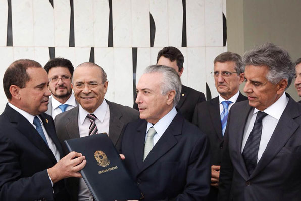 브라질에서는 테메르 부통령이 대통령직을 승계했다.