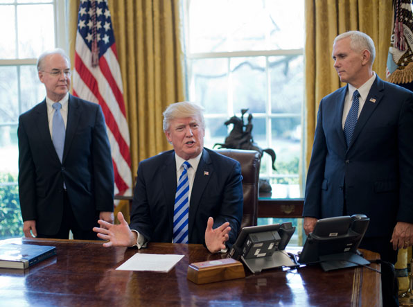 도널드 트럼프 미국 대통령이 24일(현지시각) 워싱턴 백악관 집무실에서 마이크 펜스 부통령(오른쪽)과 톰 프라이스 보건장관이 지켜보는 가운데 ‘트럼프케어’와 관련해 견해를 밝히고 있다. [사진=AP]
