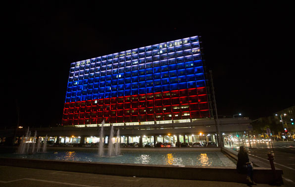 3일(현지시각) 이스라엘 텔아비브의 시청 건물이 희생자들을 애도하기 위해 러시아 국기의 삼색 빛을 발하고 있다 (사진=EPA)