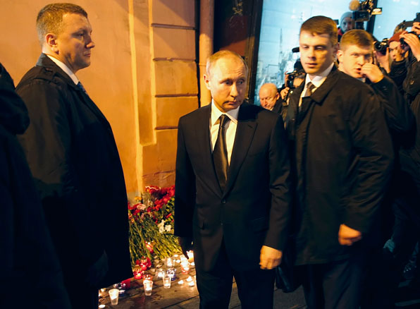 블라디미르 푸틴 러시아 대통령이 테러가 발생한 상트페테르부르크의 ‘테흐놀로기체스키 인스티투트’역을 방문해 현장을 둘러보고 있다. (사진=EPA)