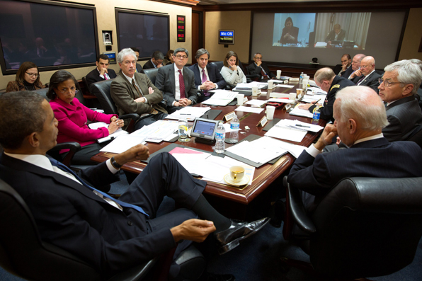 미국 국가안전보장회의에 참석한 버락 오바마(왼쪽) 대통령과 주요 장관들이 격의 없는 자세로 토론하고 있다. 