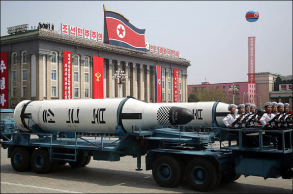 북한군이 김일성 생일인 15일 태양절에 공개한 잠수함발사탄도미사일(SLBM) ‘북극성’