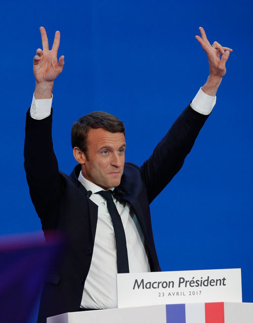 프랑스 대선 1차투표 결과  결선에 진출한 중도신당 ‘앙 마르슈’의 에마뉘엘 마크롱 후보(39)가 파리에서 지지자들에게 승리의 ‘V’를 그려 보이고 있다. (사진=AP)