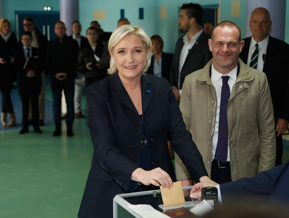 결선 투표에 진출한 프랑스 극우정당 국민전선의 마린 르펜 대통령 후보가 에냉 보몽에서 투표하고 있다. (사진=AP)