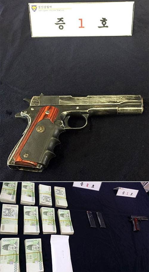 경북 경산경찰서가 24일 농협 권총강도 피의자가 범행에 사용한 45구경 권총을 공개했다(상). 아래 사진은 농협에서 강탈한 지폐와 범행에 사용한 권총.