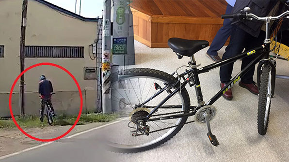 경북 경산 농협 권총강도 피의자 김모(43)씨가 범행 직후 자전거에서 어디론가 휴대전화로 통화하고 있다(왼쪽). 김씨가 타고 달아난 자전거를 경찰이 압수해 공개했다(오른쪽)
