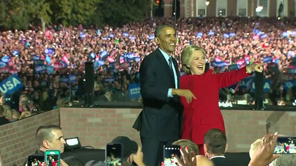 클린턴과 오바마가 선거 전날 펜실베이니아 선거 유세 무대 위에 서 있다. (사진:로이터 통신)