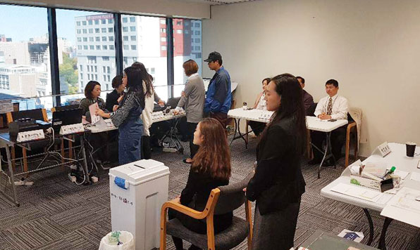 가장 먼저 재외 투표가 시작된 뉴질랜드에서 유권자들이  투표를 하고 있다. (사진=연합)