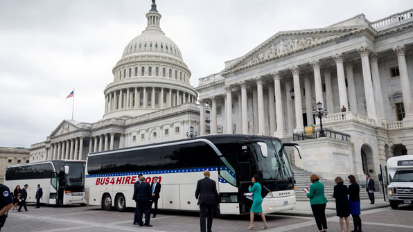 미 국회의사당 앞에서 상·하원 의원들을 실어나를 버스가 대기 중인 모습