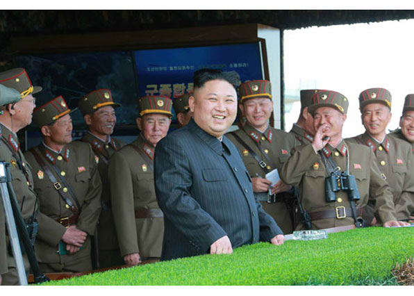 김정은이 ‘군종합동타격시위’에 참가한 화력부대들의 훈련을 지휘하며 만족해 하고 있다.