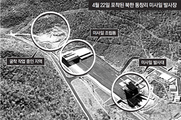 북한이 평안북도 동창리 미사일 발사장에서 대규모 굴착작업(왼쪽 원안)을 하는 모습이 포착됐다. 미국의소리(VOA)방송이 지난 6일 보도했다. VOA는 위성사진을 분석한 결과미사일 발사 관련 시설일 것이라고 추정했다. (출처:VOA홈페이지)