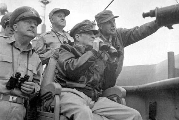 인천상륙작전 당시 맥아더 장군이 함정에서 망원경을 들고 인천지역을 살피고 있다.(출처:전쟁기념관 블로그)