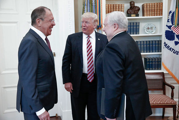트럼프 대통령이 코미 전 국장 해임 다음날 백악관으로 초대한 러시아 외무장관, 러시아 대사와 환담하고 있다. [사진=AP]