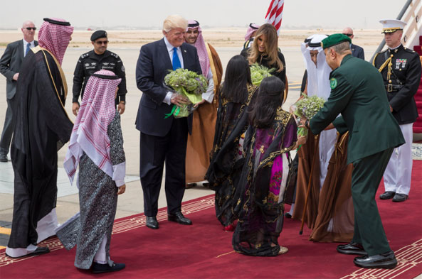트럼프 대통령과 멜라니아 여사가 사우디 리야드 공항에 도착해 어린이들로부터 꽃다발을 받고 있다. (사진=AP) 