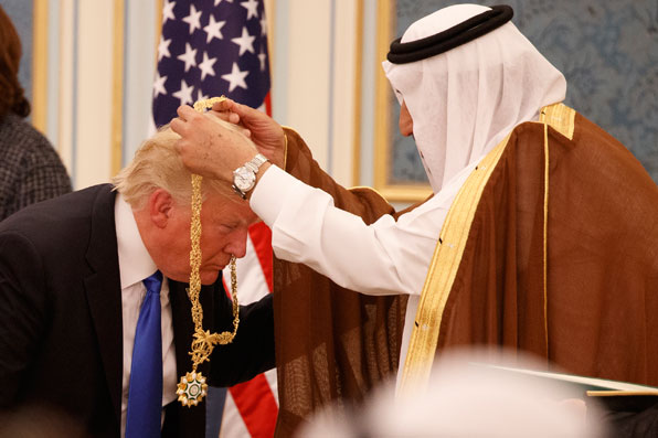 사우디 국왕이 트럼프 대통령이 최고 훈장을 수여하고 있다. (사진=AP)