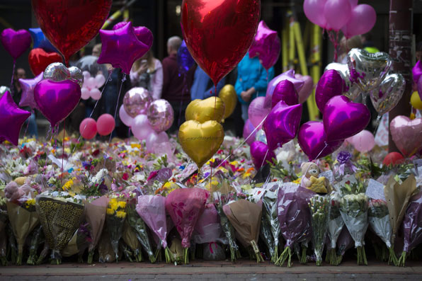 5월 29일(현지시각) 영국 맨체스터의 세인트 앤스 광장에 맨체스터 공연장 테러 희생자를 추모하는 조화와 풍선들이 놓여있다. (사진=AP)