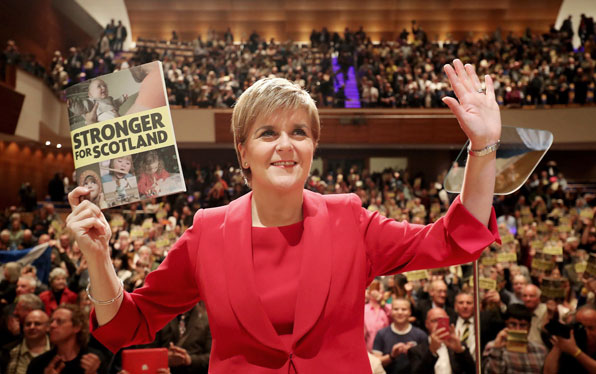 영국 제2야당인 스코틀랜드국민당(SNP) 대표인 니콜라 스터전 스코틀랜드 자치정부 수반이 5월 30일(현지시각) 퍼스에서 열린 유세에서 총선공약집을 들고 지지자들에게 손을 흔들고 있다. (사진=AP)