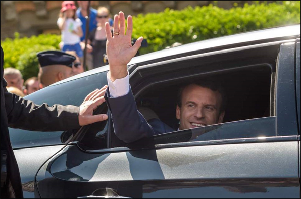 마크롱 대통령이 11일 정오(현지시각) 고향인 프랑스 북부의 르 투케의 투표소를 찾아 한 표를 행사한 뒤, 차를 타고 떠나며 손을 흔들고 있다. 