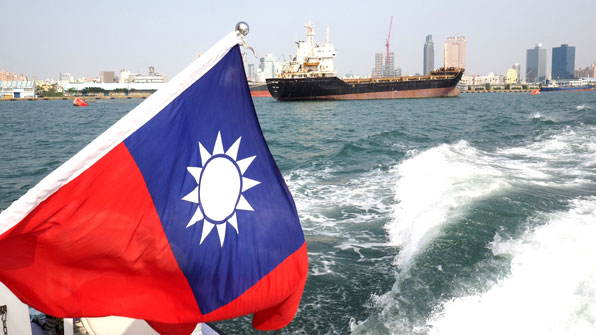 대만의 카오슝 항구 앞 선박의 대만 국기