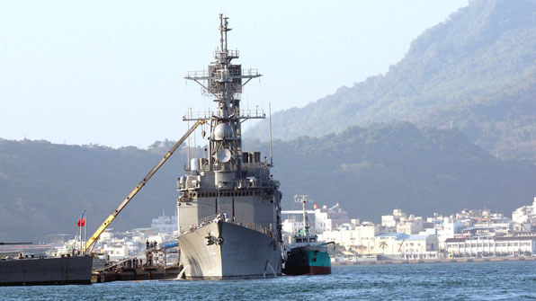 카오슝 항구에 정박 중인 대만의 해군 전함, 대만은 미국의 무기판매를 환영했다.