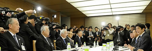 2013년 2월에 아베 총리가 주재한 ‘디플레이션 탈피를 위한 재계와의 의견 교환회’