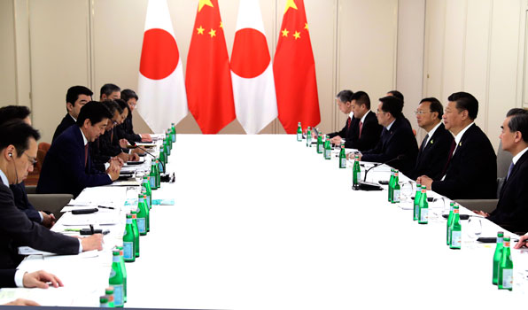 시진핑 중국 국가 주석과 아베 신조 일본 총리가 지난 8일 독일 함부르크에서 정상회담을 하고 있다. (사진=AP)