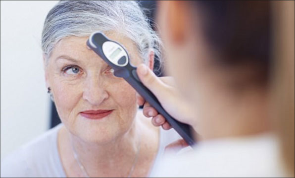 35년 동안 콘택트렌즈를 낀 여성은 정기적으로 안과의사를 만나지는 않았다.