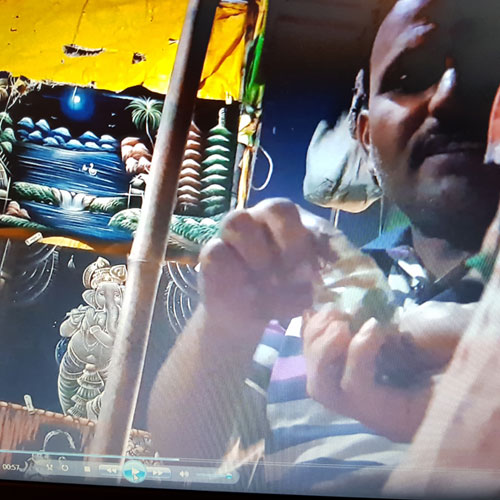 취재진에서 마약을 판매를 시도하는 인도 남부 해변도시의 기념품 상점주인