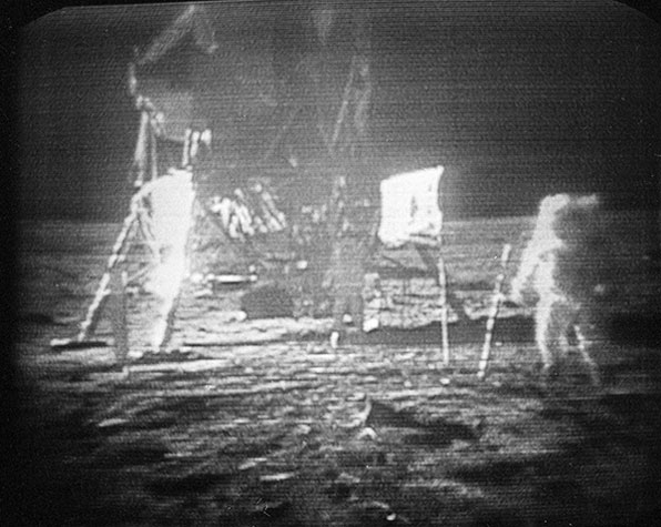 아폴로 11호 승무원들의 달 탐사 장면