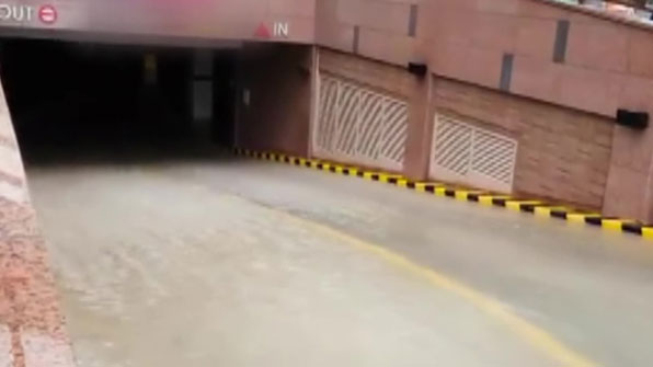 지난 16일 충북 청주의 한 아파트 주차장으로 빗물이 밀려들어 가고 있다.