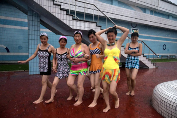 지난 21일 북한 평양 시민들이 워터파크에서 물놀이를 즐기고 있다. 