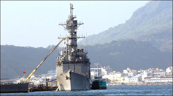 카오슝 항구의 타이완 해군 전함. 타이완은 미국이 지난달 무기를 판매하기로 하자 이를 환영했다.