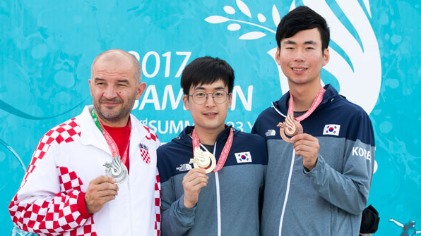 2017 삼순 데플림픽 대회 열흘째인 27일(한국시각) 사격 남자 50m 권총에서 금메달을 획득한 김태영(가운데)이 동메달을 획득한 김기현(오른쪽)과 시상식에 참석하고 있다.