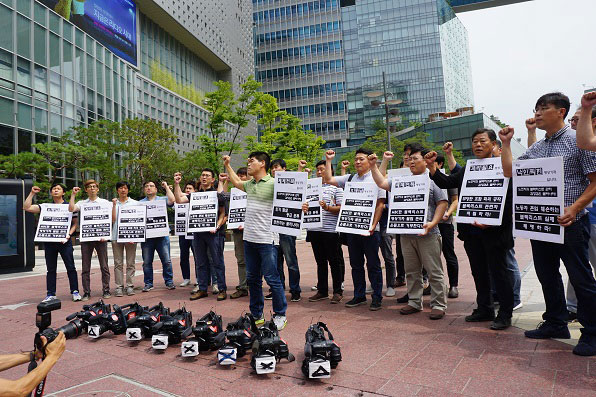 언론노조 MBC본부 소속 카메라기자 조합원들이 사옥 앞에서 블랙리스트에 항의하는 집회를 갖고 있다. 