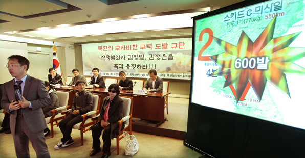 2010년 ‘김정일.김정은 부자 규탄기자회견’에서 강연을 하고 있는 자유한국연합 김성욱 대표
