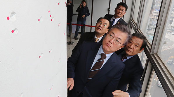 문재인 대통령이 대선 후보이던 지난 3월 광주 전일빌딩을 방문했을 때 모습 