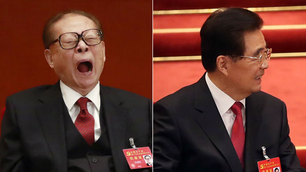 하품하는 장쩌민, 웃으며 대화하는 후진타오