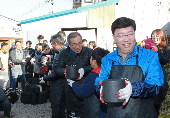 권선택 전 대전시장이 지난 11일 대전 동구 대동 일대에서 대전버스운송사업조합 관계자들과 함께 연탄배달을 하고 있다.(사진제공: 대전시)  