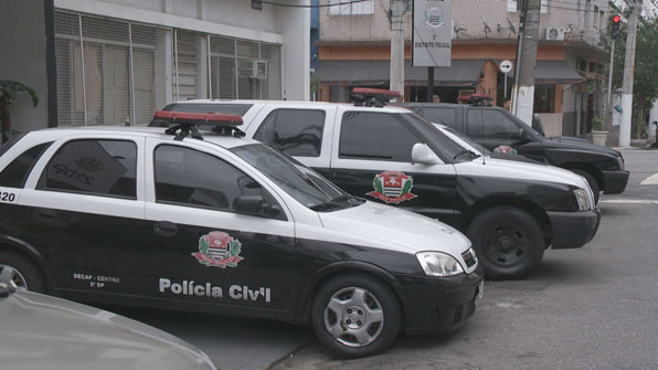 경찰서 앞 주차된 상파울루 시 경찰차