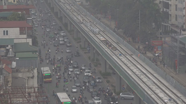 아직도 오토바이를 많이 타는 베트남 하노이에는 지하철이 이제 막 생기려 하고 있다.