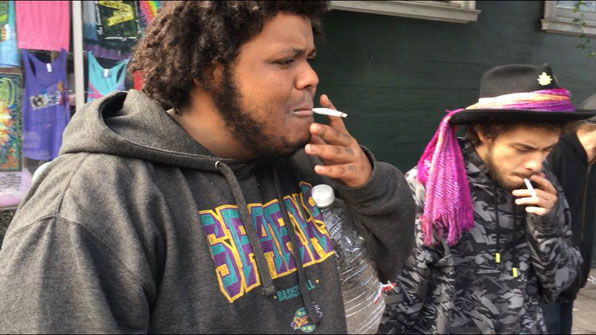 샌프란시스코 헤이트-애쉬버리 거리（Haight-Ashbury St.）에서 마리화나를 피우는 사람들. 이 지역은 1960년대부터 히피가 무리 지어 살던 곳으로 유명합니다.