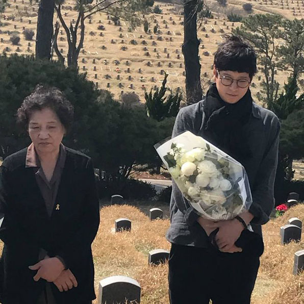 故 이한열 열사의 어머니 배은심 여사와 故 이한열 열사의 묘소를 찾은 강동원 / 사진 출처 : 이한열 기념사업회 공식 SNS