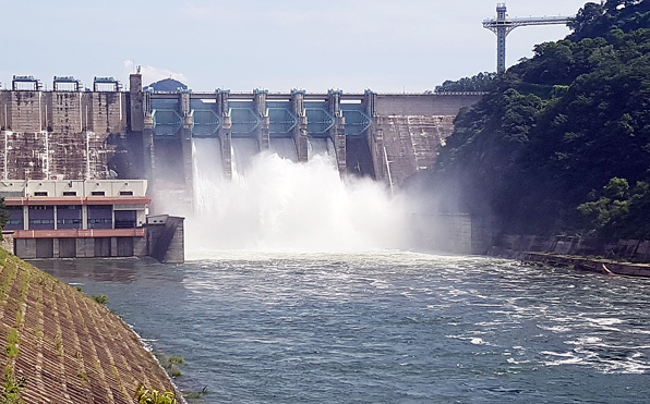 1985년 건설된 국내 최대 콘크리트 중력식 댐인 충주댐. 이 댐이 건설되면서 충주·제천·단양 3개 시·군에 걸친 담수호가 생겨났다.