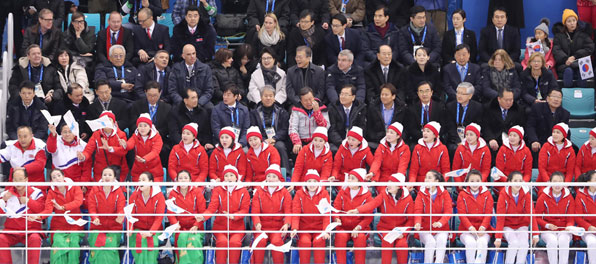 여자 아이스하키 1차전 남북단일팀 대 스위스 경기에서 문재인 대통령 내외 및 북한 응원단이 응원을 하고 있다. 