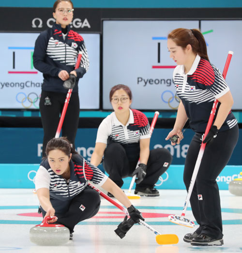 12일 강릉 컬링센터에서 열린 여자 컬링 연습에서 한국 대표팀의 김경애가 스톤을 밀고 있다. [사진 출처: 연합뉴스]