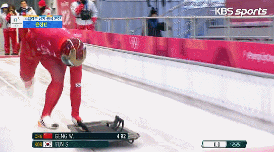 13일 평창 슬라이딩센터에서 열린 남자 스켈레톤 연습경기에서 한국의 윤성빈이 아이언맨 헬멧을 쓰고 출발하고 있다.