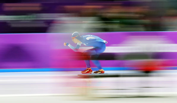 11일 강릉 스피드스케이트 경기장에서 열린 2018평창동계올림픽 스피드스케이팅 남자 5,000m에 출전한 한국의 이승훈이 레이스를 펼치고 있다.